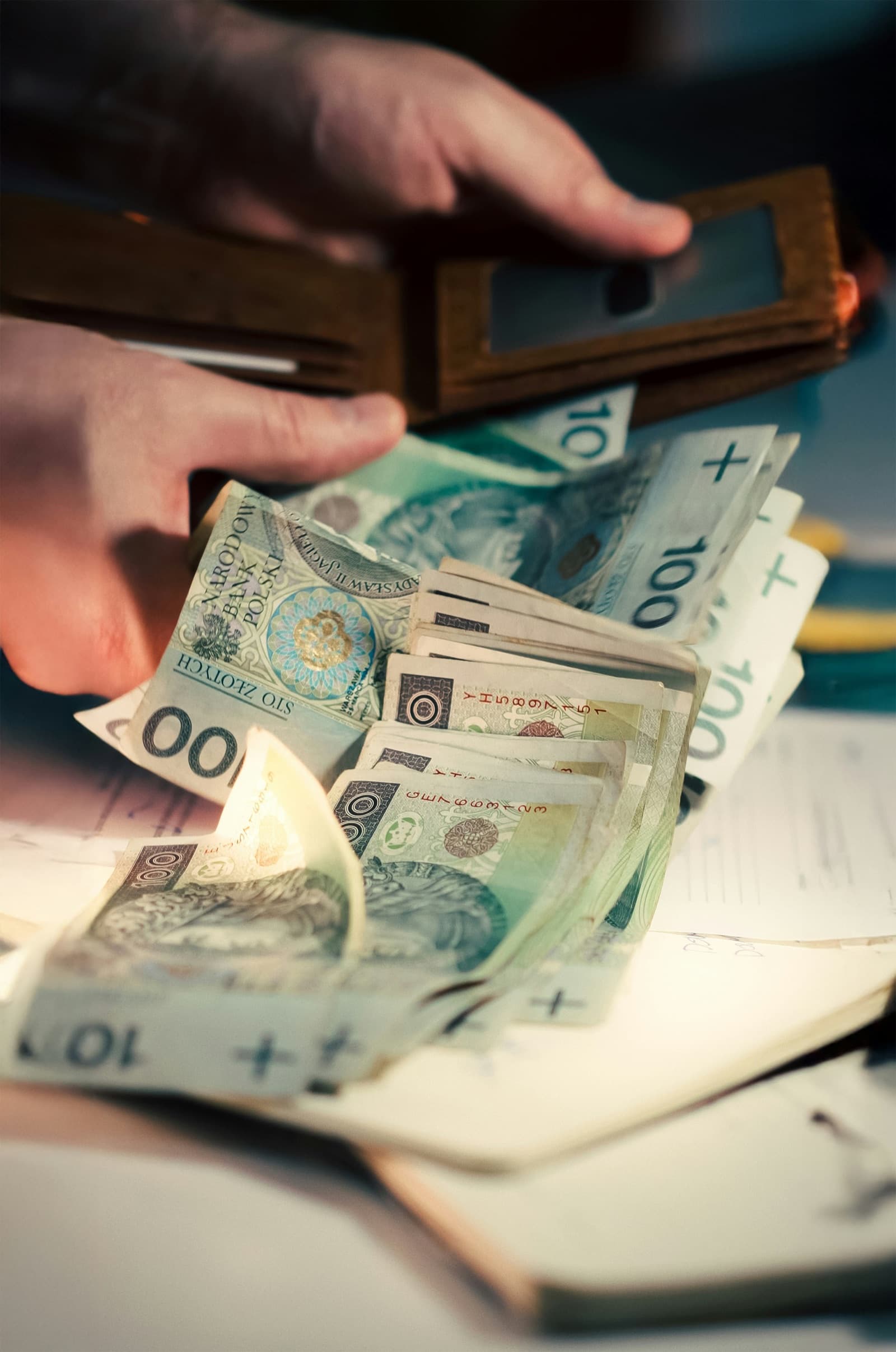 Polskie banknoty trzymane w dłoniach