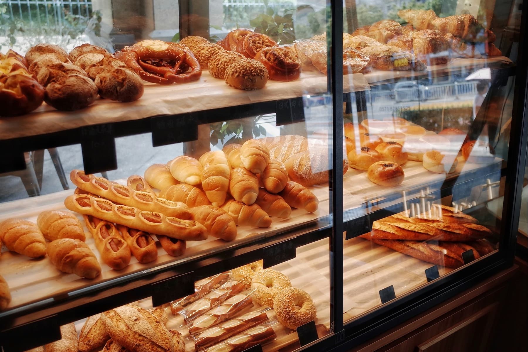 Pieczywo i ciastka w gablocie piekarni